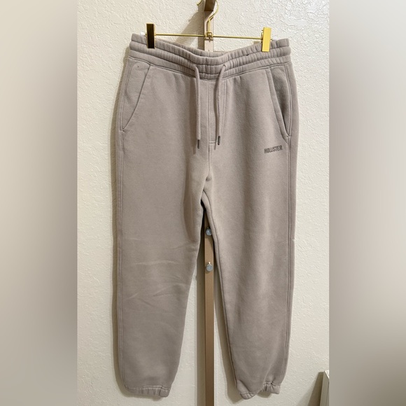 Hollister Men’s Relaxed Fleece Graphic Joggers – Tan - Picture 2 of 6